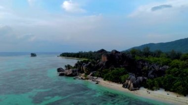 La Digue Seyşeller, Seyşeller 'de lüks bir tatil sırasında tropikal plaj. Tropik plaj, La Digue Seyşeller