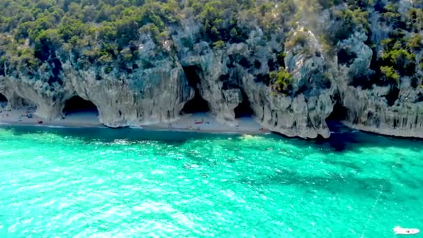 디오로세 위에서 내려다보면 해변의 해변의 청록색 물에서 일광욕을 수영을 사람들의 — 비디오
