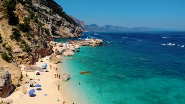 디오로세 위에서 내려다보면 해변의 해변의 청록색 물에서 일광욕을 수영을 사람들의 — 비디오