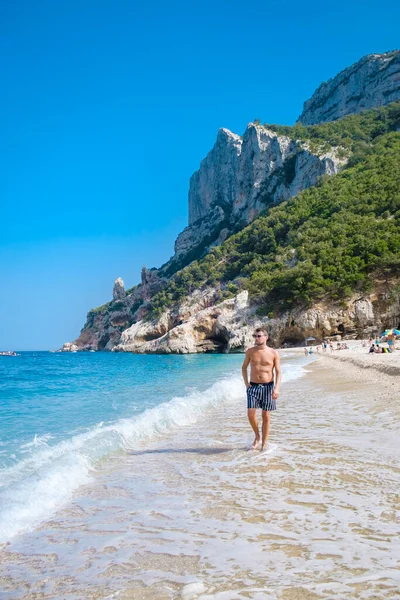 Golfo Orosei Sardina Hombres Playa Cerdeña Italia Joven Vacaciones Cerdeña — Foto de Stock