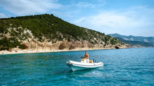 Golfo Orosei Sardina Mannen Het Strand Chillen Speedboot Sardinië Italië — Stockfoto