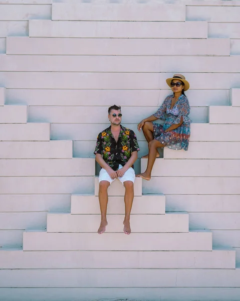 Casal Homens Mulheres Relaxando Uma Escadaria Edifício Árabe Moderno — Fotografia de Stock