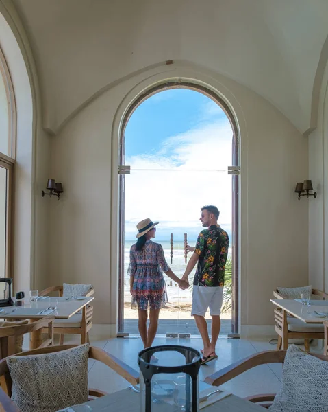 Pareja Hombres Mujeres Caminando Restaurante Junto Océano Durante Unas Vacaciones — Foto de Stock