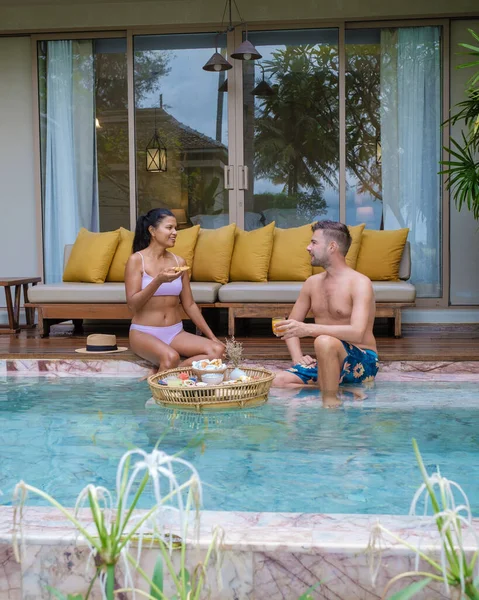 Ein Paar Männer Und Frauen Urlaub Thailand Einer Luxuriösen Pool — Stockfoto