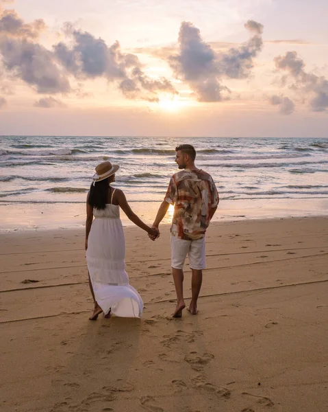 Casal Homens Mulheres Andando Praia Durante Pôr Sol Khao Lak — Fotografia de Stock