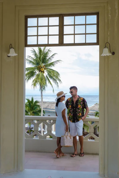 Couple Hommes Femmes Sur Balcon Complexe Luxe Pendant Coucher Soleil — Photo