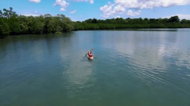Phuket Tayland okyanusunda bir kano içinde çift, erkek ve kadın tropik bir adada kano içinde palmiye ağaçları ve mangrov ormanları olan bir kadın.. 