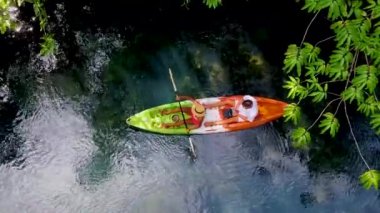 Krabi Tayland ormanında kayak yapan çift, Krabi mangrov ormanında tropikal bir ormanda kano süren erkek ve kadın.. 