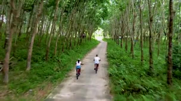 Sepasang Pria Dan Wanita Bersepeda Hutan Koh Yao Yai Thailand — Stok Video
