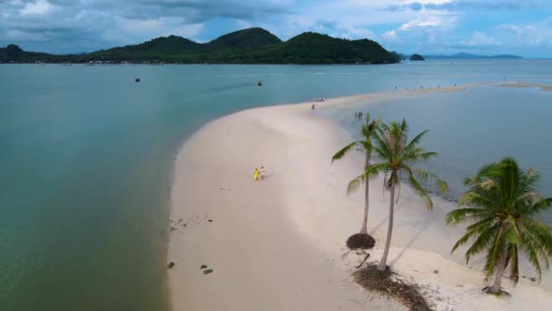 Para Mężczyzn Kobiet Spacerujących Plaży Wyspie Koh Yao Yai Tajlandia — Wideo stockowe