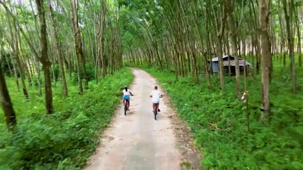 Par Homens Mulheres Bicicleta Selva Koh Yao Yai Tailândia Homens — Vídeo de Stock