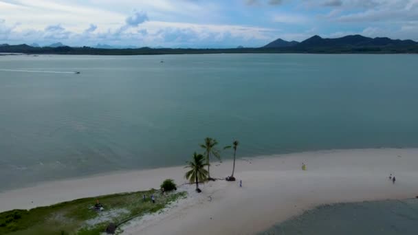 Пара Мужчин Женщин Гуляющих Пляжу Острове Таиланд Пляж Белым Песком — стоковое видео