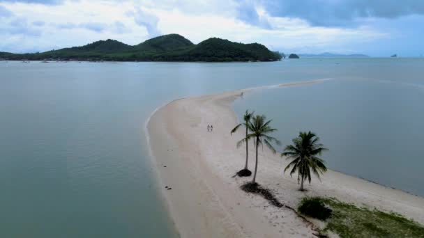 島のビーチを歩く男女のカップルヤオヤイ島 白い砂とヤシの木のビーチ — ストック動画