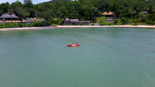 Pareja Kayak Océano Phuket Tailandia Hombres Mujeres Kayak Una Isla — Vídeo de stock