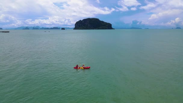 在泰国普吉岛海域的皮划艇上 一对夫妇在皮划艇上 男人和女人在热带岛屿上 有着棕榈树和红树林 — 图库视频影像
