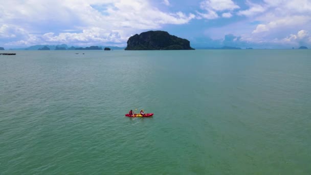 プーケット島のカヤックに乗っているカップル ヤシの木とマングローブの森のある熱帯の島のカヤックに乗っている男女 — ストック動画