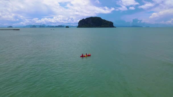 Pareja Kayak Océano Phuket Tailandia Hombres Mujeres Kayak Una Isla — Vídeos de Stock