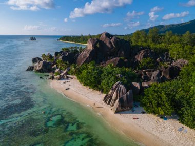 Anse Source dArgent plajı, La Digue Adası, Seyshelles, Seyshelles, La Digue Seyşeller 'in kuş bakışı görüntüsü.