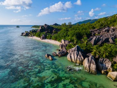 Anse Source dArgent plajı, La Digue Adası, Seyshelles, Seyshelles, La Digue Seyşeller 'in kuş bakışı görüntüsü.