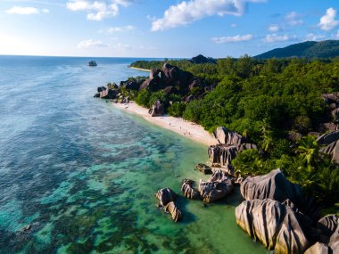 Anse Source dArgent plajı, La Digue Adası, Seyshelles, Seyshelles, La Digue Seyşeller 'in kuş bakışı görüntüsü.