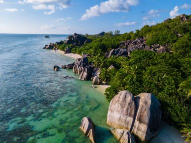 Anse Source dArgent plajı, La Digue Adası, Seyshelles, Seyshelles, La Digue Seyşeller 'in kuş bakışı görüntüsü.