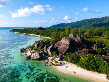 Anse Source dArgent plajı, La Digue Adası, Seyshelles, Seyshelles, La Digue Seyşeller 'in kuş bakışı görüntüsü.