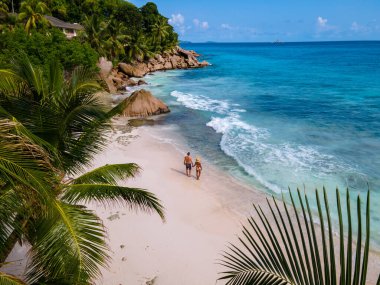 Anse Patates plajı, La Digue Adası, Seyshelles, La Digue Seychelles 'in tropikal ada kuş bakışı görüntüsü. Seyşeller 'de tatilde olan olgun çift.