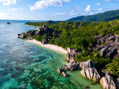 Anse Source dArgent plajı, La Digue Adası, Seyshelles, Seyshelles, La Digue Seyşeller 'in kuş bakışı görüntüsü.