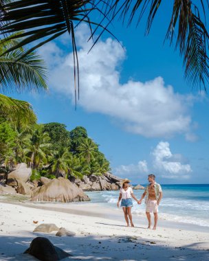 Anse Patates plajı, La Digue Adası, Seyshelles, La Digue Seychelles 'in tropikal ada kuş bakışı görüntüsü. Seyşeller 'de tatilde olan olgun çift.