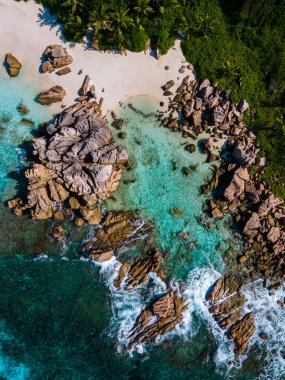 Anse Cocos plajı, La Digue Adası, Seyshelles, La Digue Seychelles kuş bakışı drone görüntüsü.