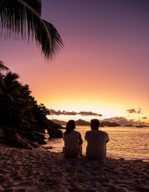 Anse Patates plajı, La Digue Adası, Seyshelles, La Digue Seychelles 'in tropikal ada kuş bakışı görüntüsü. Seyşeller 'de tatilde olan olgun çift.