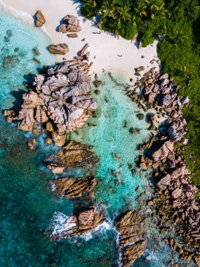 Anse Cocos plajı, La Digue Adası, Seyshelles, La Digue Seychelles kuş bakışı drone görüntüsü.