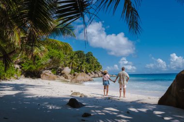 Anse Patates plajı, La Digue Adası, Seyshelles, La Digue Seychelles 'in tropikal ada kuş bakışı görüntüsü. Seyşeller 'de tatilde olan olgun çift.