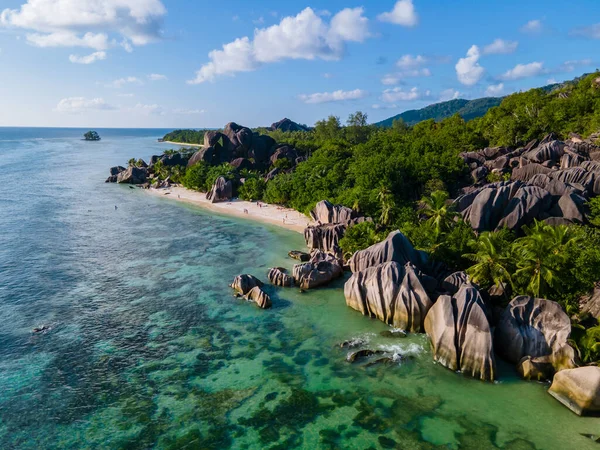 Anse Source dArgent plajı, La Digue Adası, Seyshelles, Seyshelles, La Digue Seyşeller 'in kuş bakışı görüntüsü.