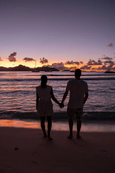 Anse Patatesビーチ ディグ島 セーシェル ディグセイシェルのドローンの空中ビュー鳥の目のビュー熱帯島の セーシェルでの休暇中に成熟したカップルの男性と女性 — ストック写真