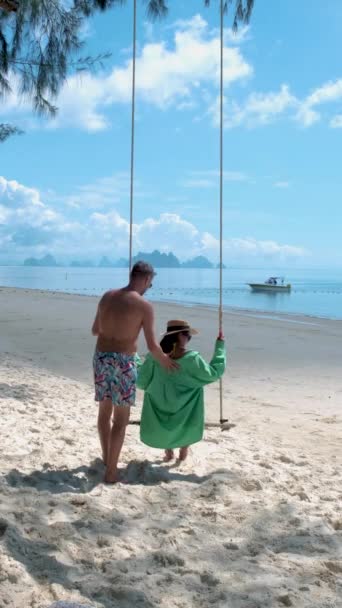 Пара Чоловіків Жінок Пляжі Таїланді Гойдалкою Пляжі Нака Айленд Пхукет — стокове відео