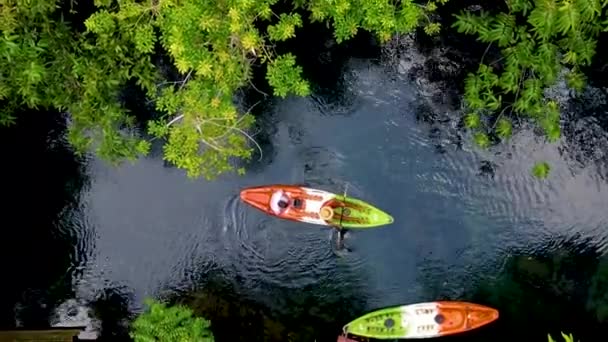 Pareja Kayak Selva Krabi Tailandia Hombres Mujeres Kayak Una Selva — Vídeo de stock