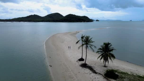 Para Mężczyzn Kobiet Spacerujących Plaży Wyspie Koh Yao Yai Tajlandia — Wideo stockowe