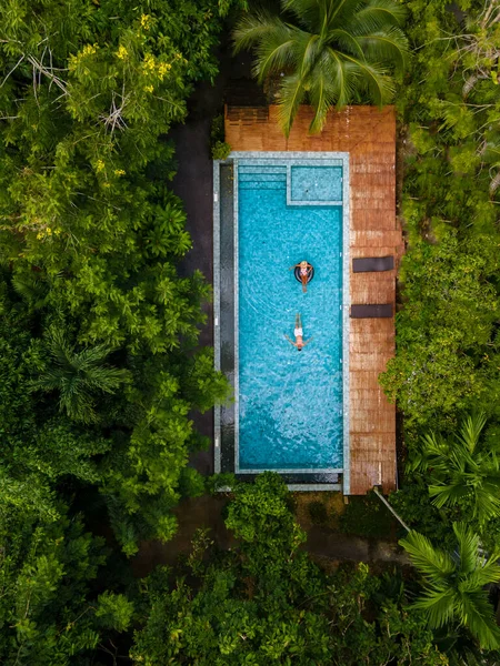 Paar Männer Und Frauen Swimmingpool Dschungel Von Krabi Thailand Luftaufnahme — Stockfoto