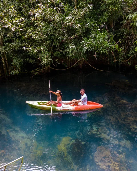 クラビ タイのジャングルのカヤックのカップル男性と女性カヤッククラビ マングローブ林の熱帯ジャングルで — ストック写真