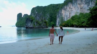 Koh Hong Adası Krabi Tayland plajındaki birkaç erkek ve kadın, Tayland 'da tropik bir plajdaki Asyalı kadın ve Avrupalı erkekler.. 