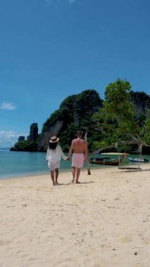 Koh Hong Adası Krabi Tayland plajındaki birkaç erkek ve kadın, Tayland 'da tropik bir plajdaki Asyalı kadın ve Avrupalı erkekler.. 