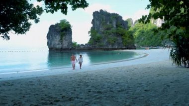 Koh Hong Adası Krabi Tayland plajındaki birkaç erkek ve kadın, Tayland 'da tropik bir plajdaki Asyalı kadın ve Avrupalı erkekler.. 