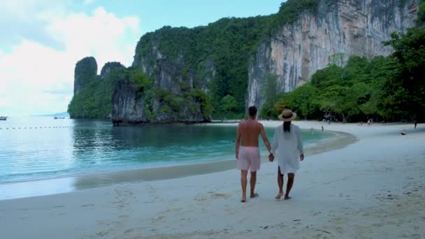在泰国的一个热带海滩上 两名男子和一名女子在Koh Hong Island Krabi海滩上 一名亚洲女子和一名欧洲男子在海滩上 — 图库视频影像