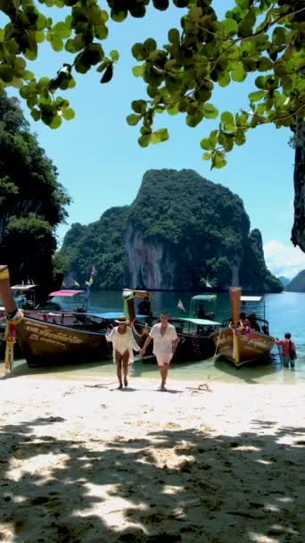 香港島のビーチでのカップル男性と女性 クラビタイの熱帯ビーチでのアジアの女性とヨーロッパの男性 — ストック動画
