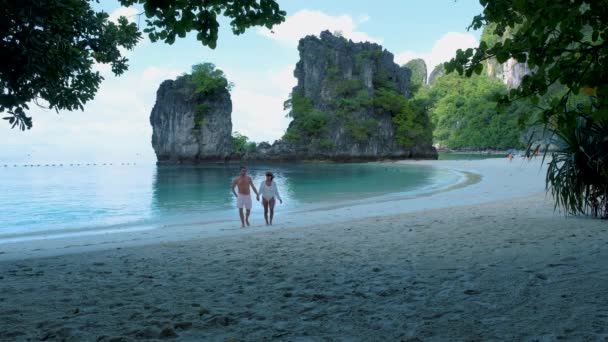 Par Män Och Kvinnor Stranden Koh Hong Island Krabi Thailand — Stockvideo