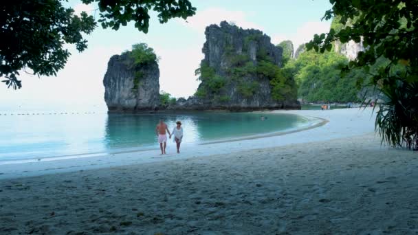 Pár Férfi Strandon Koh Hong Island Krabi Thaiföld Ázsiai Európai — Stock videók