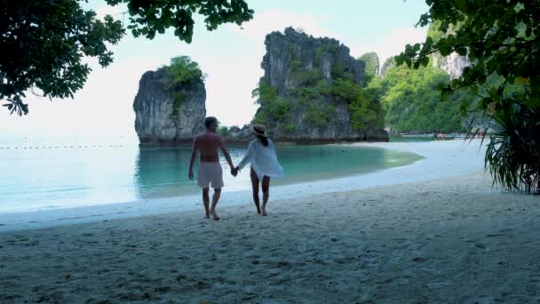 Paar Männer Und Frauen Strand Von Koh Hong Island Krabi — Stockvideo