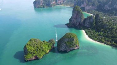 Railay Plajı Krabi Tayland, Railay Krabi 'nin tropikal plajı, Tayland' da geleneksel uzun bir tekneyle Panoramik manzaralı insansız hava aracı..