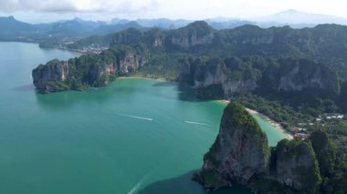 Railay Plajı Krabi Tayland, Railay Krabi 'nin tropikal plajı, Tayland' da geleneksel uzun bir tekneyle Panoramik manzaralı insansız hava aracı..